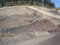 Tephra-Ablagerungen, diskordant überlagert von jüngeren Pyroklastika (Lavasandgrube am Eppelsberg südwestlich Nickenich, Osteifel, RLP; Foto: M. WEIDENFELLER 2004).